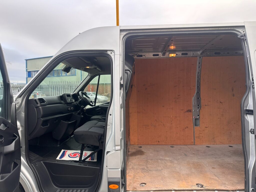 2022 72 Renault Master 2.3 dCi 35 Business Panel Van Manual FWD LWB H2 +VAT
