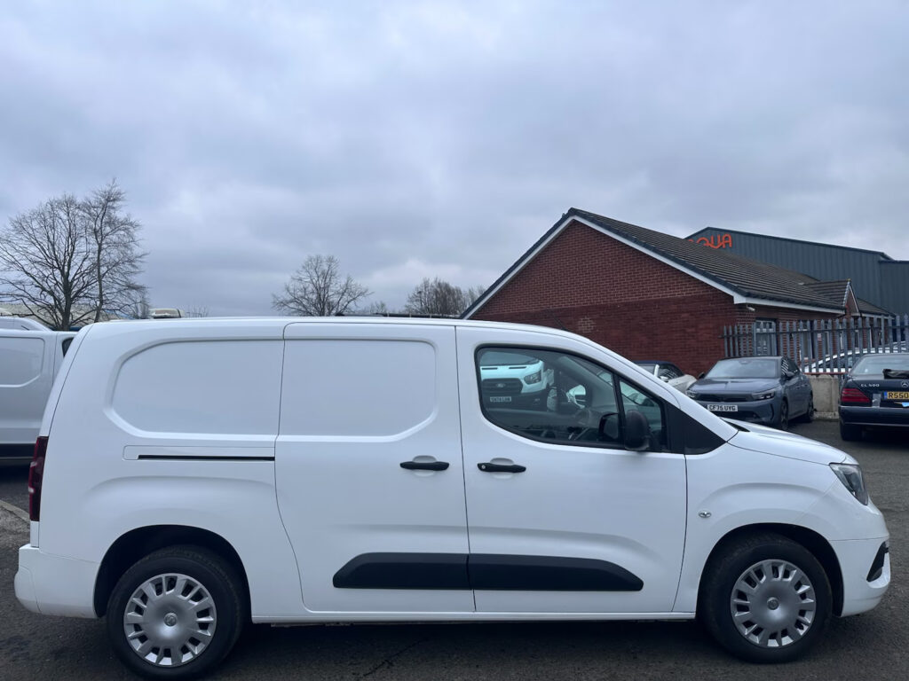 2020 70 Vauxhall Combo 1.5 Turbo D 2300 Sportive Panel Van 4dr Manual L2 H1