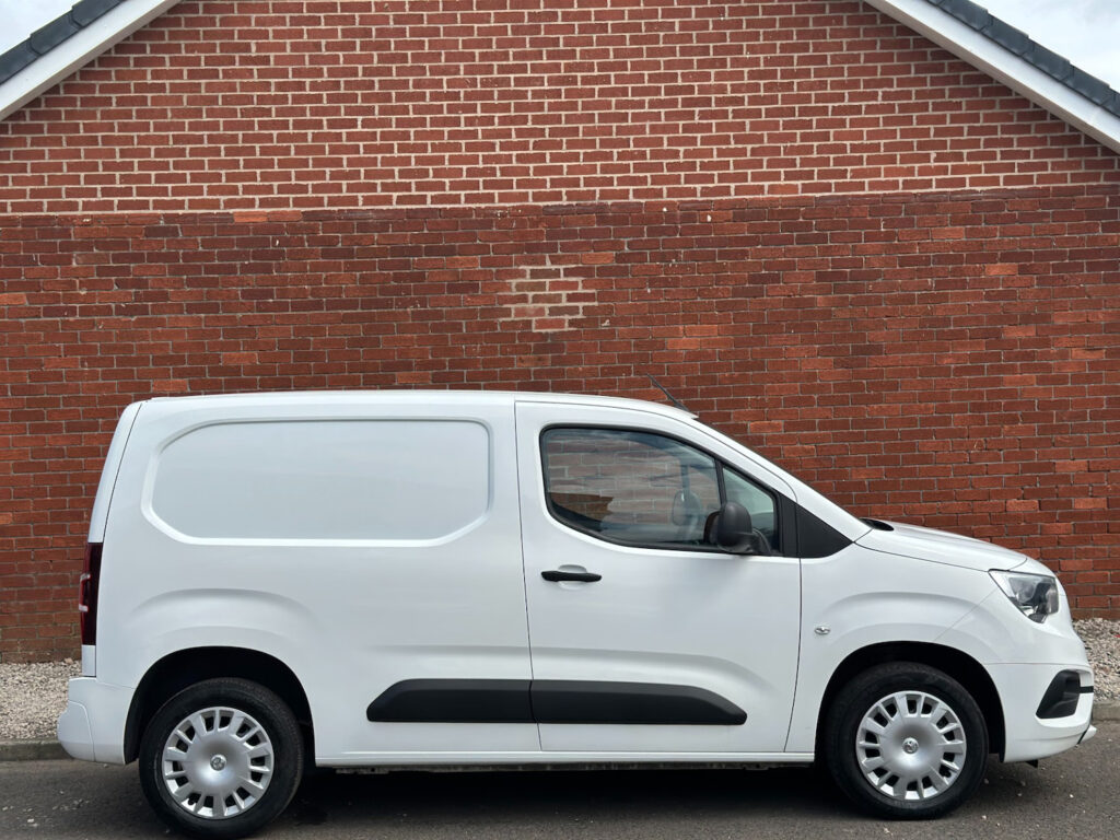 2021 71 Vauxhall Combo 1.5 Turbo D 2300 Sportive Panel Van 3 SEATS *NO VAT*