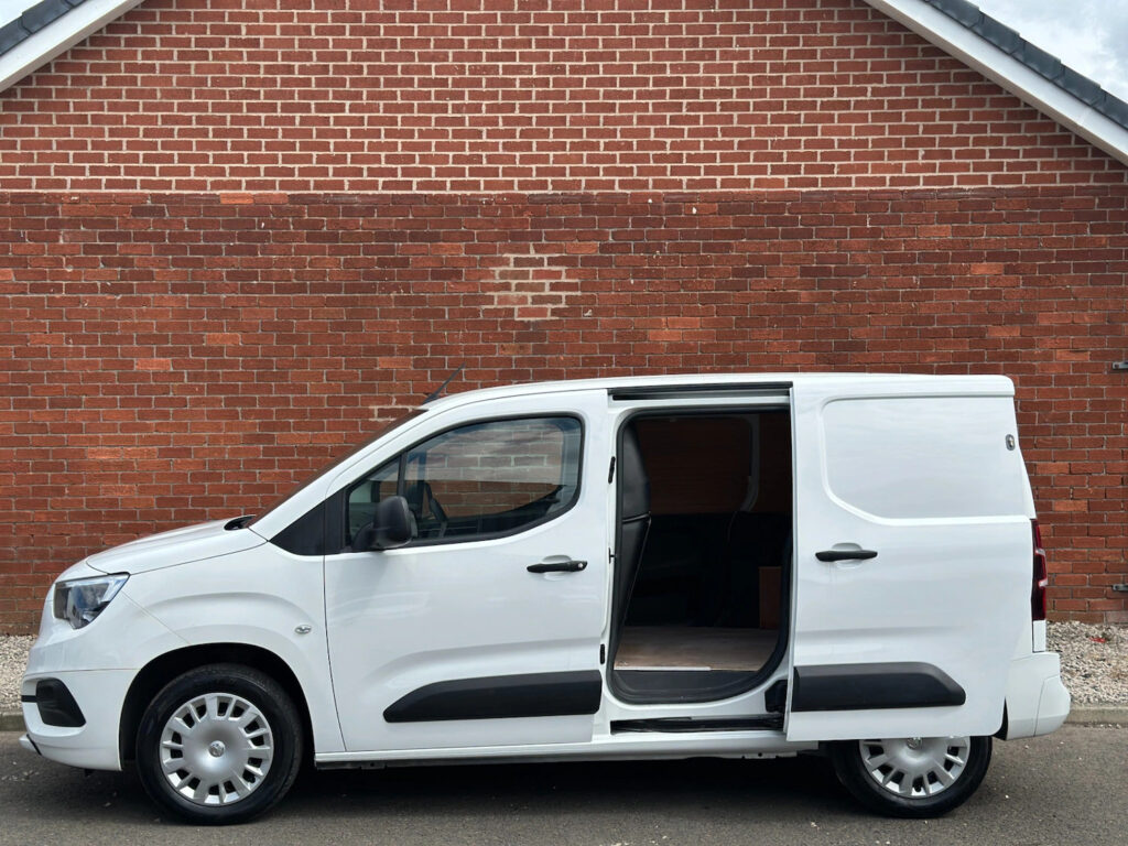 2021 71 Vauxhall Combo 1.5 Turbo D 2300 Sportive Panel Van 3 SEATS *NO VAT*
