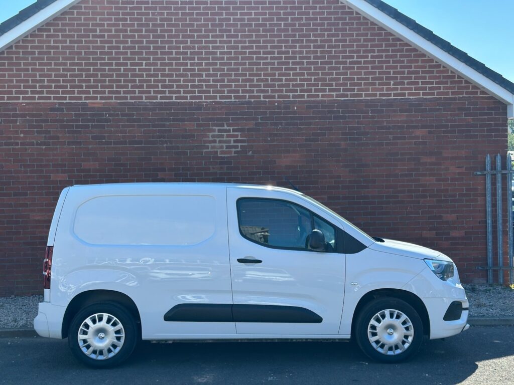 2022 72 Vauxhall Combo 1.5 Turbo D 2000 Sportive Panel Van 5dr Manual L1 *NO VAT
