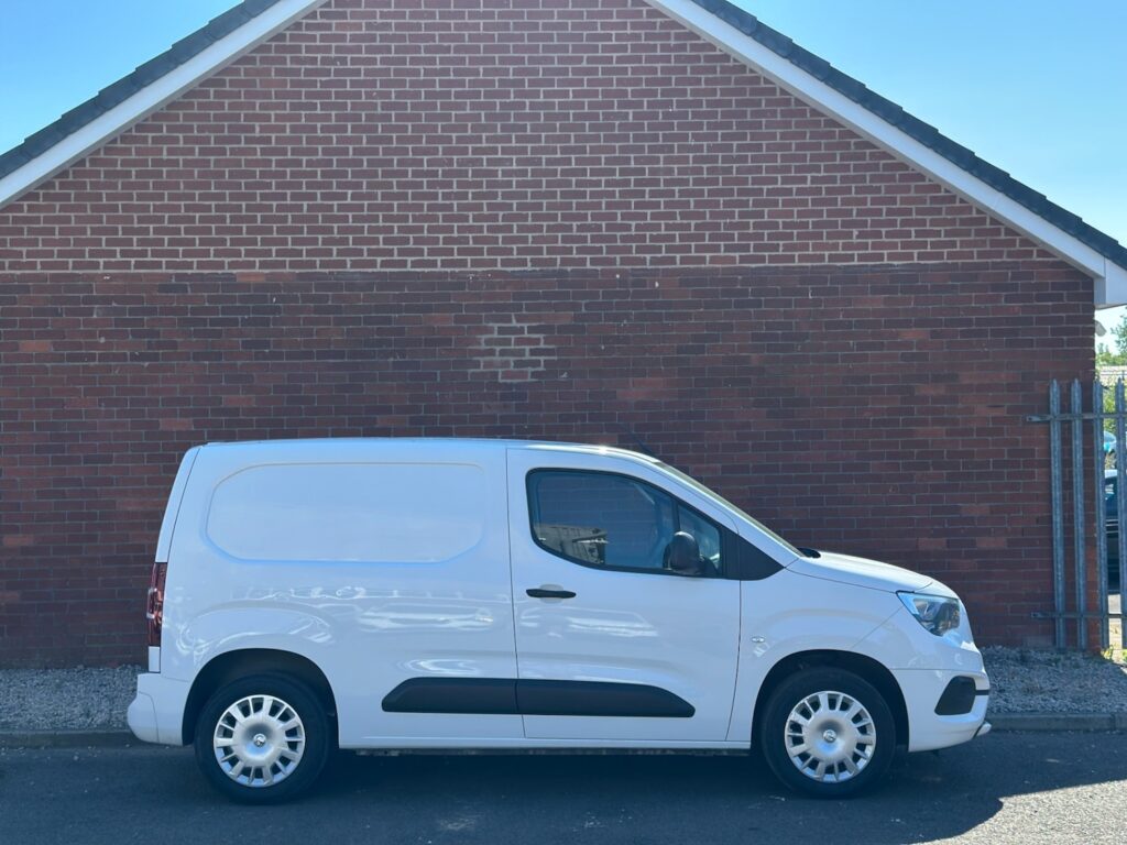 2022 72 Vauxhall Combo 1.5 Turbo D 2000 Sportive Panel Van 5dr Manual L1 *NO VAT