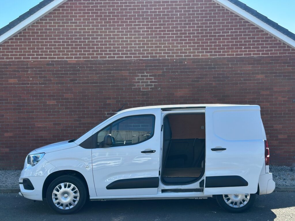 2022 72 Vauxhall Combo 1.5 Turbo D 2000 Sportive Panel Van 5dr Manual L1 *NO VAT